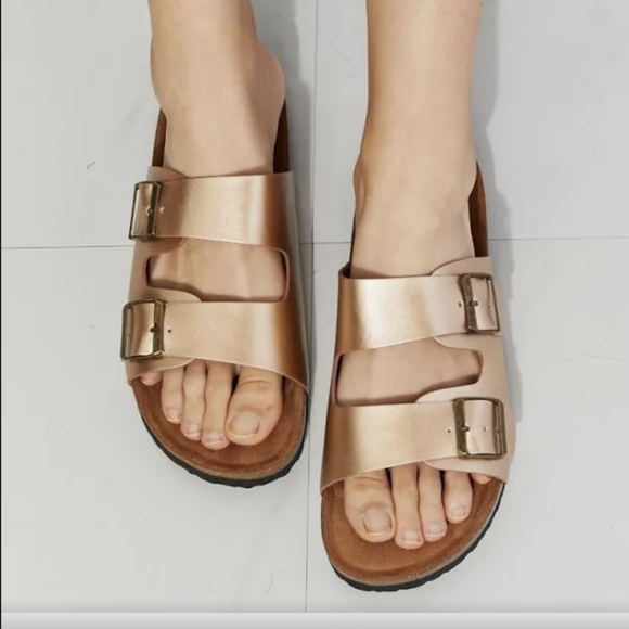 MM Shoes NWT Womens Gold Sandals Size 8 - Picture 2 of 8